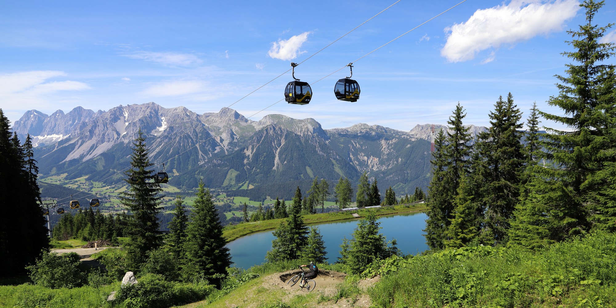 Planai Gondelbahn mit Dachstein im Hintergrund